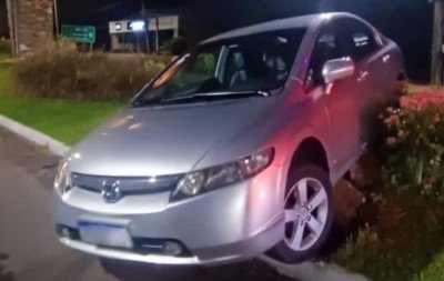 VÍDEO: Motorista embriagado foge de barreira, perde o controle e só para sobre canteiro central em Estância Velha