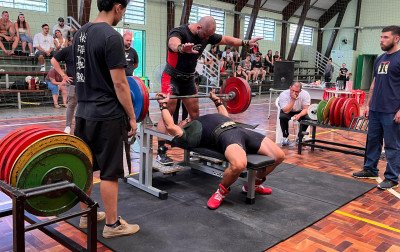 Prova de levantamento de peso que exige técnica e concentração movimenta Sapiranga; saiba mais sobre o esporte