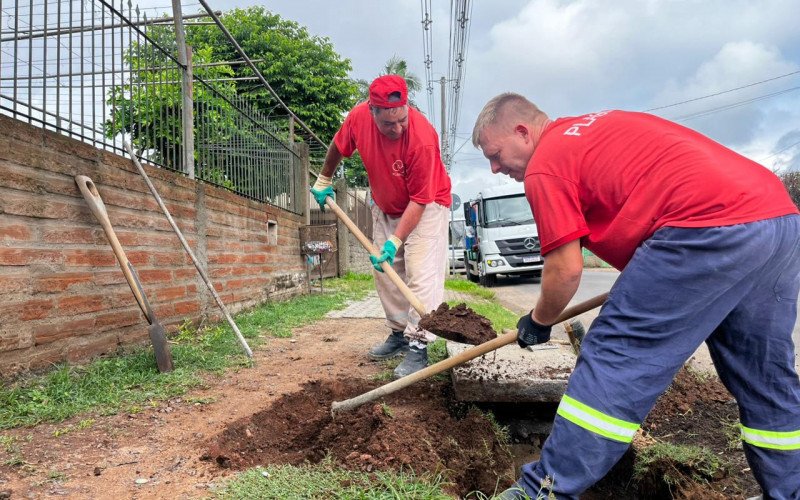 Equipes trabalham na limpeza e desobstrução de bocas de lobo em São Leopoldo neste sábado (17)