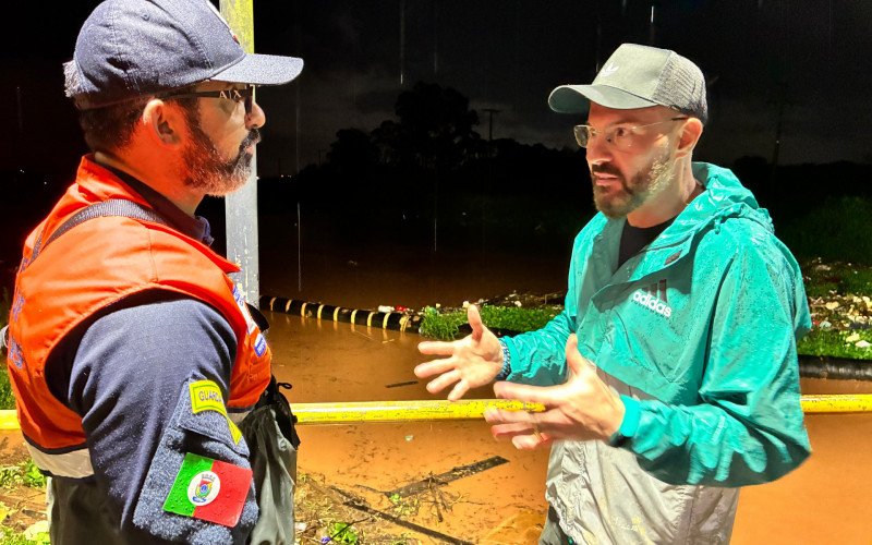 Prefeito acompanhou os trabalhos na Casa de Bombas na noite desta sexta-feira | abc+