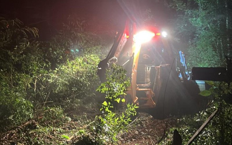 Incêndio próximo ao hospital de Gramado mobiliza uso de retroescavadeira e chamas atingem mais de 15 metros de altura