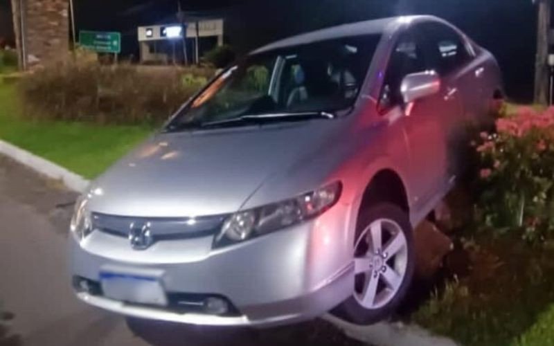 Motorista embriagado foge de barreira, perde o controle e só para sobre canteiro central em Estancia Velha | abc+