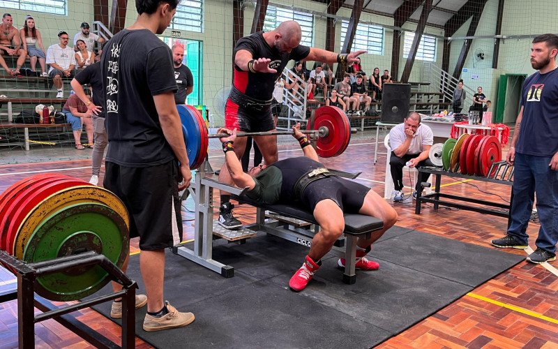 Pedro na prova de supino da Copa Vale do Sinos de Powerlifting | abc+