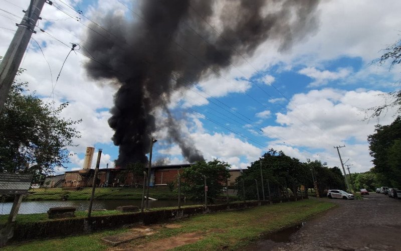 Incêndio atinge indústria de Estância Velha na manhã deste sábado | abc+