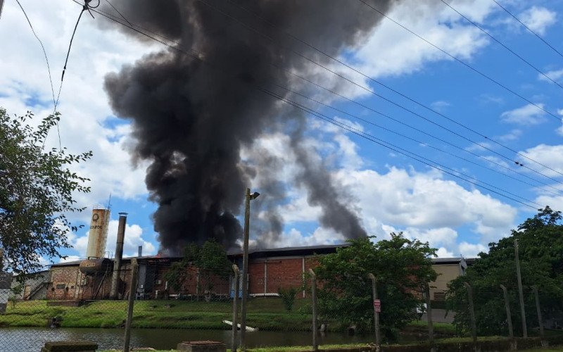Incêndio atinge indústria de Estância Velha na manhã deste sábado