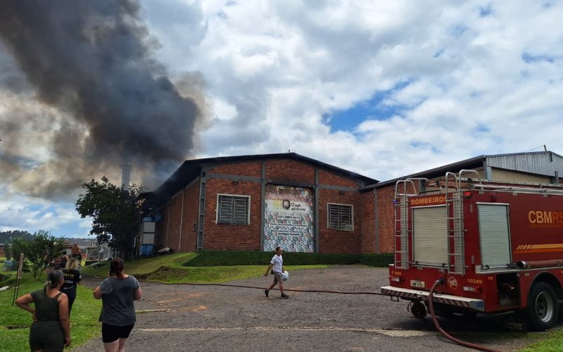 Incêndio atinge indústria de Estância Velha na manhã deste sábado