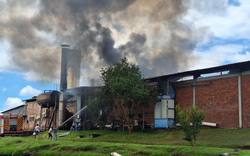 Incêndio atinge indústria de Estância Velha na manhã deste sábado