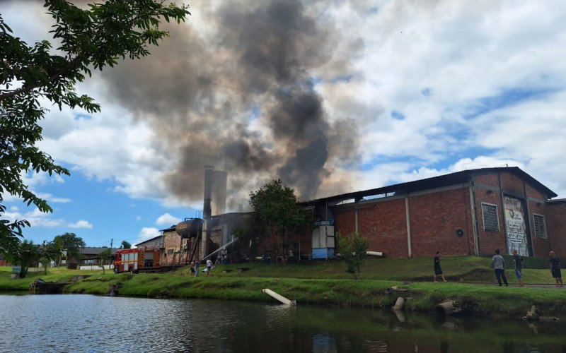 Incêndio atinge indústria de Estância Velha na manhã deste sábado