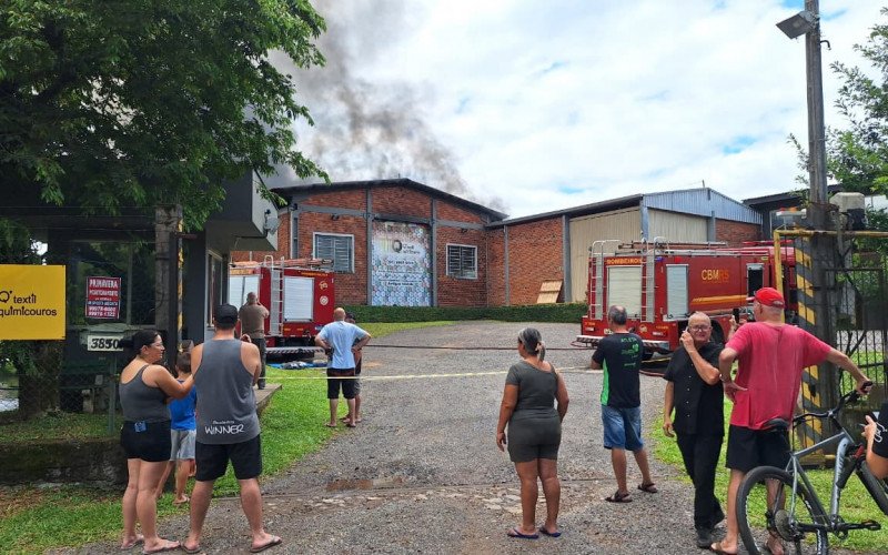 Incêndio atinge indústria de Estância Velha na manhã deste sábado
