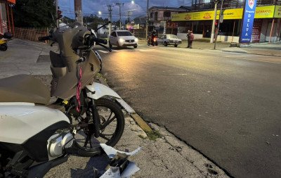 PM fica ferido em acidente entre carro e moto em Novo Hamburgo