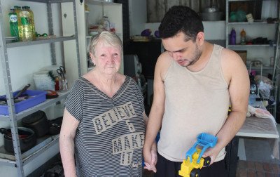 Benefício vai voltar a ser pago? INSS se pronuncia sobre caso de idosa que cuida sozinha de neto autista