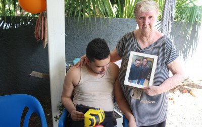 Após perda de benefício, idosa de 82 anos luta para cuidar sozinha de neto com Transtorno do Espectro Autista
