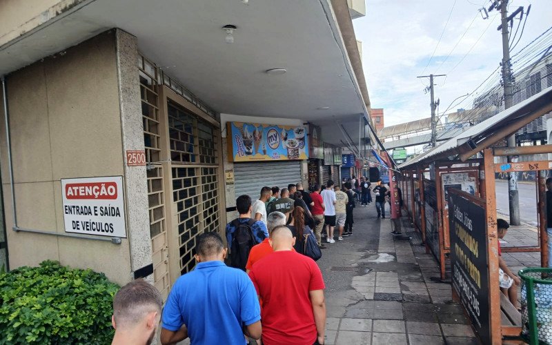 Movimentação é grande neste domingo (18) próximo ao Colégio La Salle, em Canoas | abc+