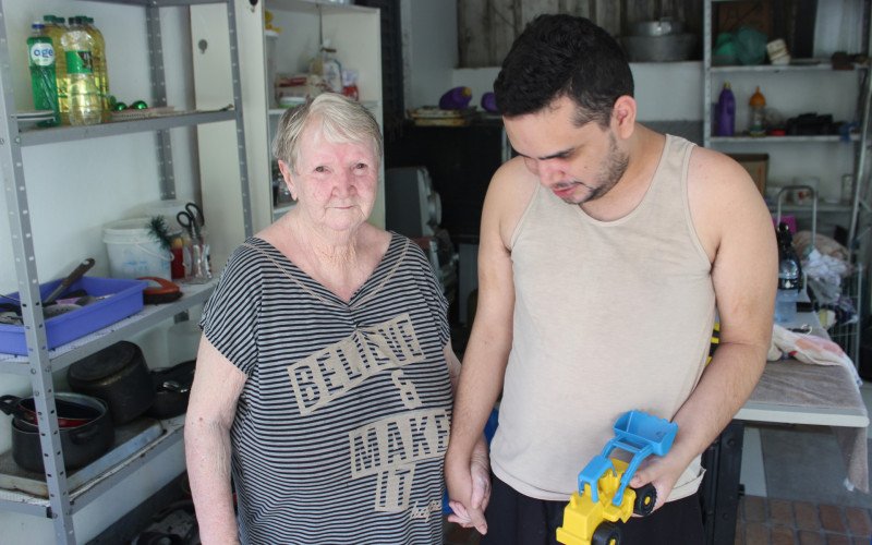 Dona Celita, de 82 anos, e Henrique, 26, moram sozinhos com um único salário mínimo desde que o jovem, que tem autismo, ficou sem o BPC | abc+