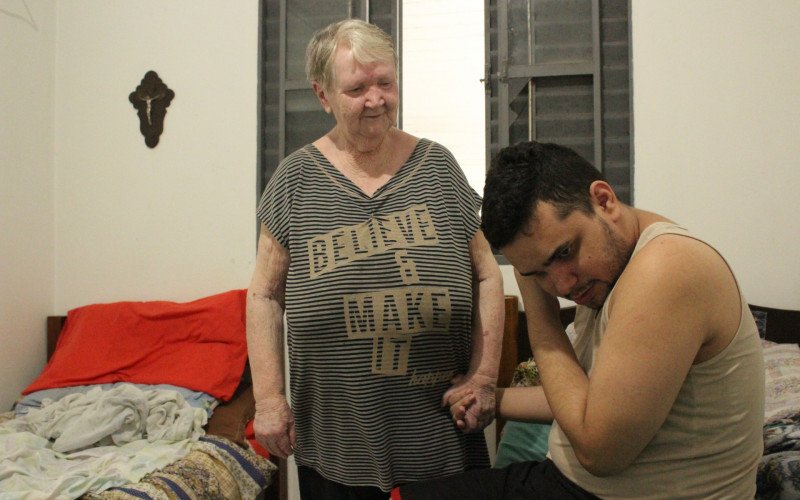 Dona Celita, 82 anos, cuida do neto Henrique | abc+