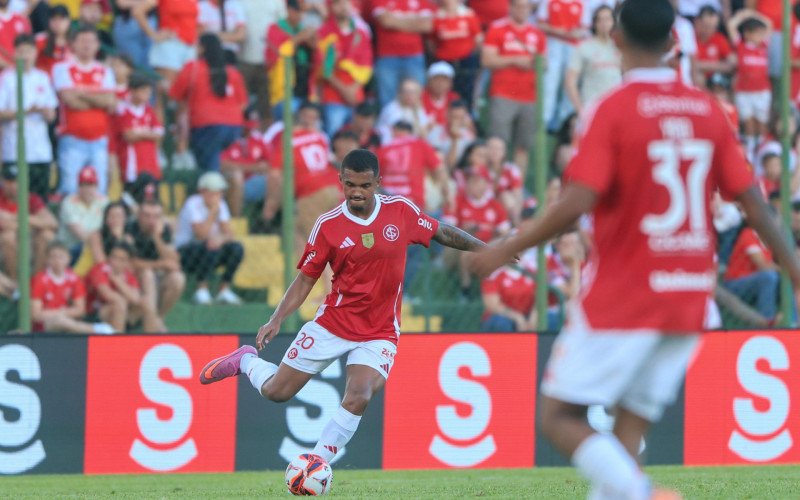 Clayton Sampaio cometeu pênalti | abc+