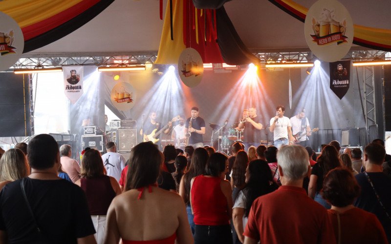 Diversos shows ocorrem no palco do Kerb in Ivoti