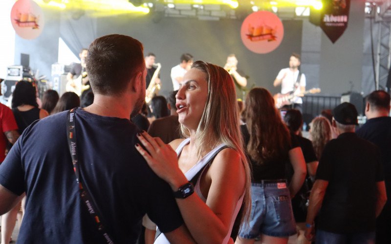 Público dança ao som das apresentações musicais