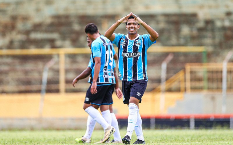 Vitória por 3 a 0 coloca a base gremista na semifinal | abc+