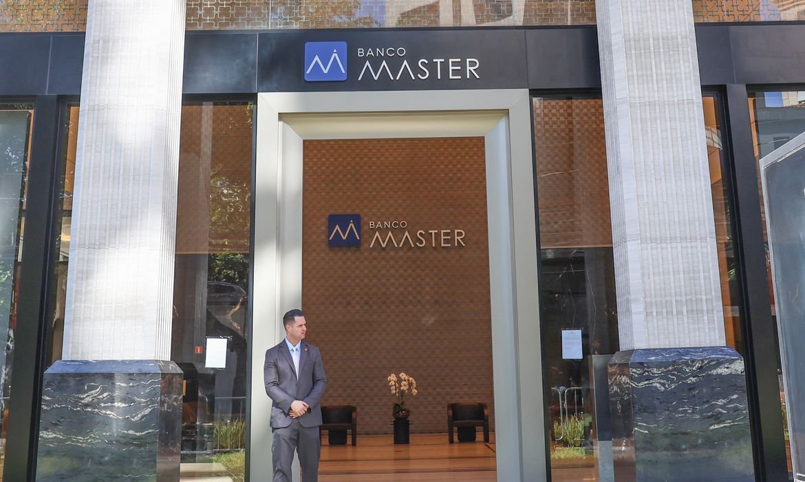 PF prende pai de Daniel Vorcaro em mais uma fase de opera&ccedil;&atilde;o sobre Banco Master