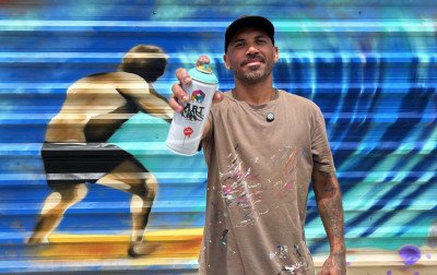 Artista gaúcho transforma cenário de obra em paisagem do litoral em Tramandaí