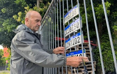 Após alagamentos, morador de Novo Hamburgo encontra placas de veículos na frente de casa