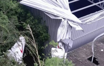 VÍDEO: Avião de pequeno porte cai em galpão de oficina mecânica