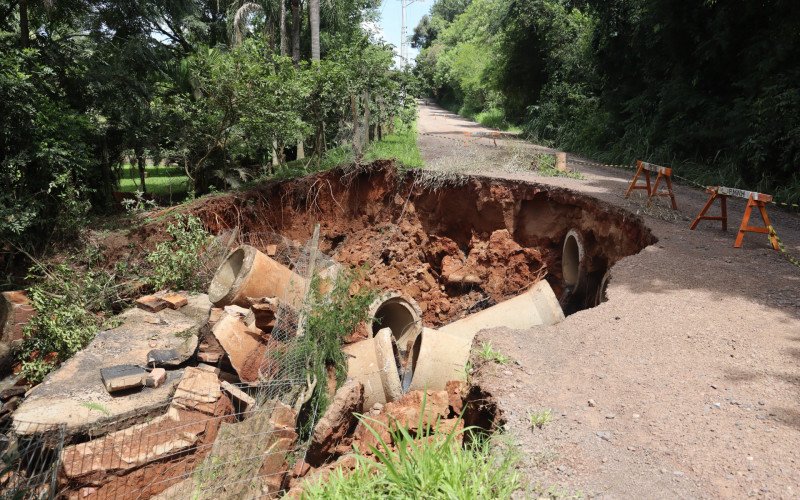 Trecho parcialmente bloqueado da Estrada Astrogildo Nogueira do Amaral, em Lomba Grande | abc+
