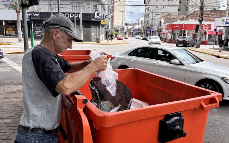 Moradores já podem destacar lixo seco e orgânico nos coletores de cor laranja