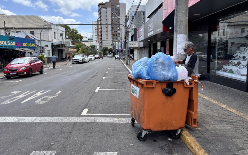Moradores já podem destacar lixo seco e orgânico nos coletores de cor laranja
