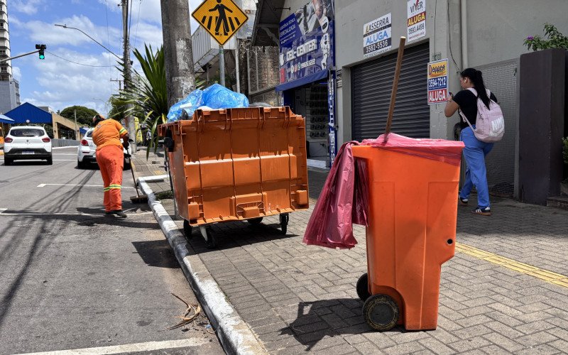 Moradores já podem destacar lixo seco e orgânico nos coletores de cor laranja