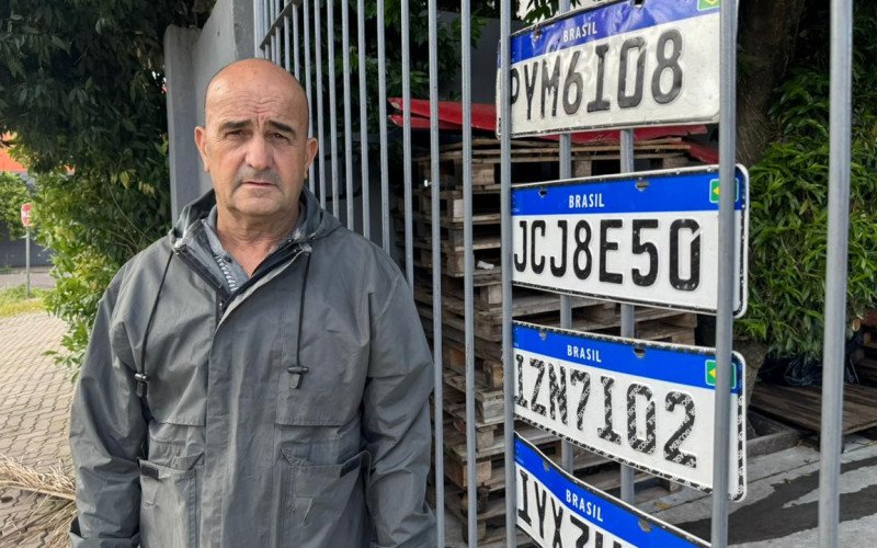Motorista Édson Luis Corrêa encontrou placas de automóveis em frente à sua casa após último alagamento | abc+