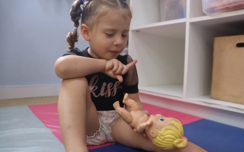 L&iacute;via ensina sua "filhinha" a se comportar na Emei Os Baixinhos durante o Projeto F&eacute;rias, em Igrejinha