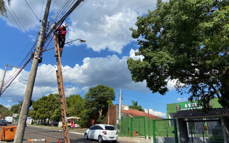 Retirada de fios na Rua Coronel Travassos, entre a rótula da Prefeitura e a Rua Alegrete, em Novo Hamburgo | abc+