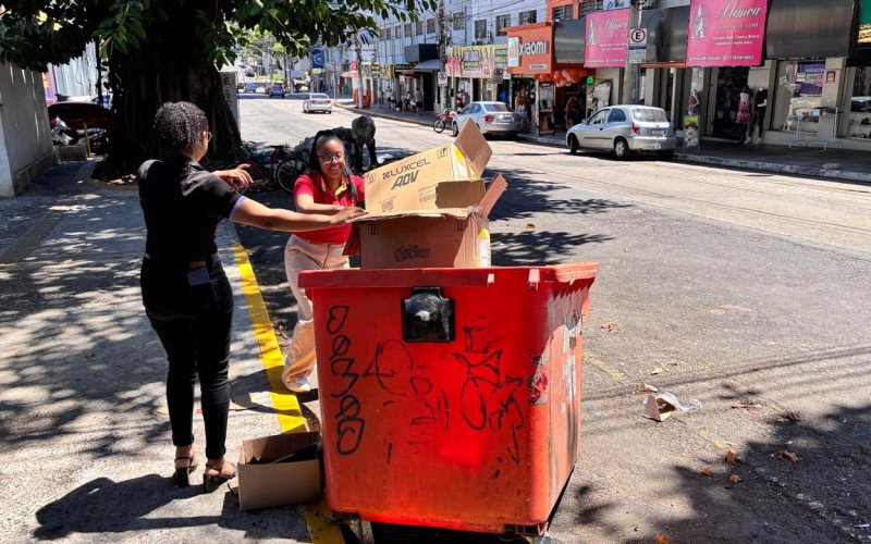 Comerciantes sentem falta de mais contêineres de lixo espalhados pela área comercial do município | abc+