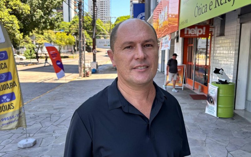 Claiton da Silva Azevedo é síndico profissional e destaca que contêineres que haviam em frente a dois prédios da Magalhães Calvet com Júlio de Castilhos sumiram | abc+