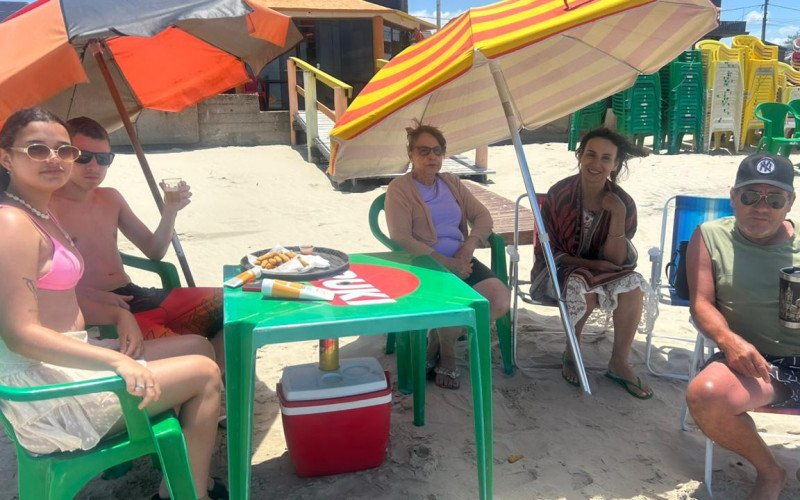 Na praia de Tramandaí, o aposentado Petrônio José Godoy Moreira, de 54 anos, morador de Lajeado, curtia o dia ao lado da família com violinhas compradas à beira-mar. Para ele, o aumento de preços é compreensível. | abc+