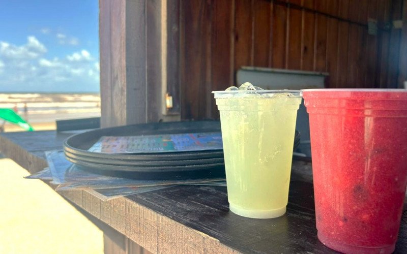 A caipirinha de cachaça apresenta uma das maiores variações. A bebida pode ser encontrada por R$ 18,00 em Tramandaí, mas chega a custar R$ 40,00 em quiosques de Imbé | abc+