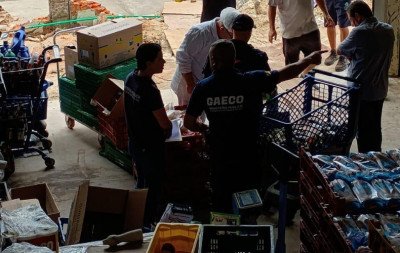 De mofo em carnes a esgoto na rua: Mais de 2 toneladas de alimentos impróprios são apreendidas em mercado do litoral norte