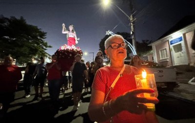 Fiéis lotam ruas em procissão dedicada a São Sebastião