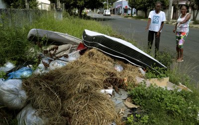 "Esqueceram da gente": Sobram reclamações devido ao lixo acumulado e ausência de capina em bairro de Canoas