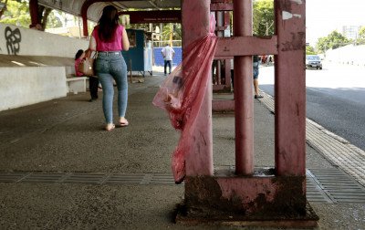  "Parece abandonada": Usuários pedem por reforma de parada junto à Estação Canoas