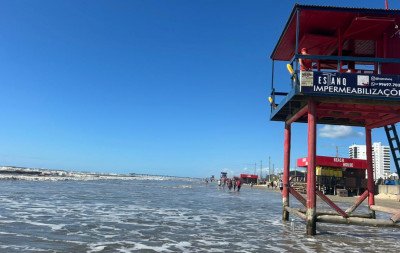 "Tá muito frio": Além da temperatura mais baixa, Tramandaí amanhece com maré alta e bandeira vermelha hasteada