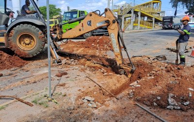 Redes de água são instaladas no entorno da construção do túnel da Domingos Martins