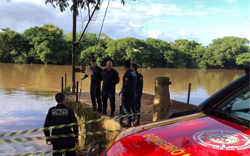 Mergulhadores do Corpo de Bombeiros localizaram corpo de menino no Rio dos Sinos na manhã desta terça-feira (20) | abc+