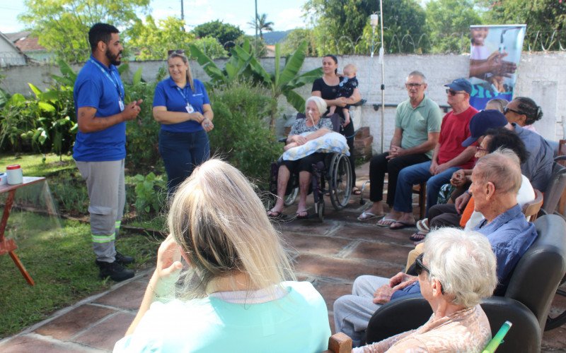 Ação de Olho no Óleo, da Corsan, passou pelo lar de idosos Residencial e Reabilitação Luz da Vida, em Estância Velha