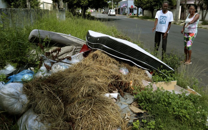 Julieta de Oliveira e Maria Conceição Vaz apontam material descartado há semanas no bairro Niterói | abc+