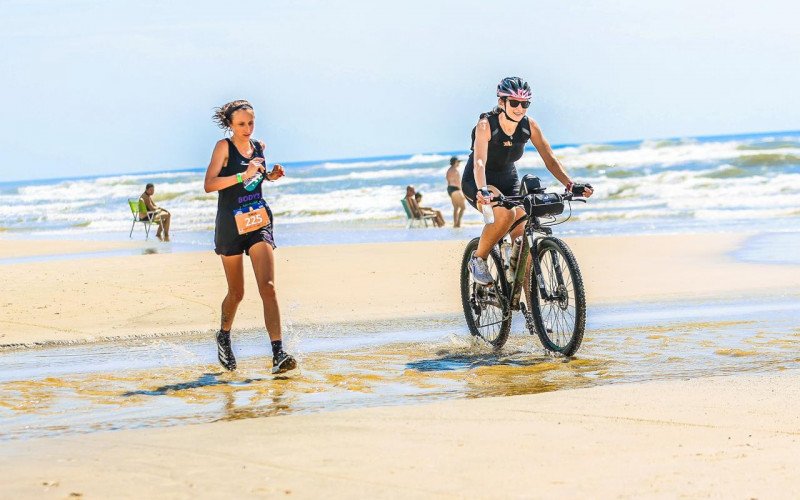 Minéia correu 82km pelo litoral gaúcho, acompanhada da ciclista Priscila Santos | abc+