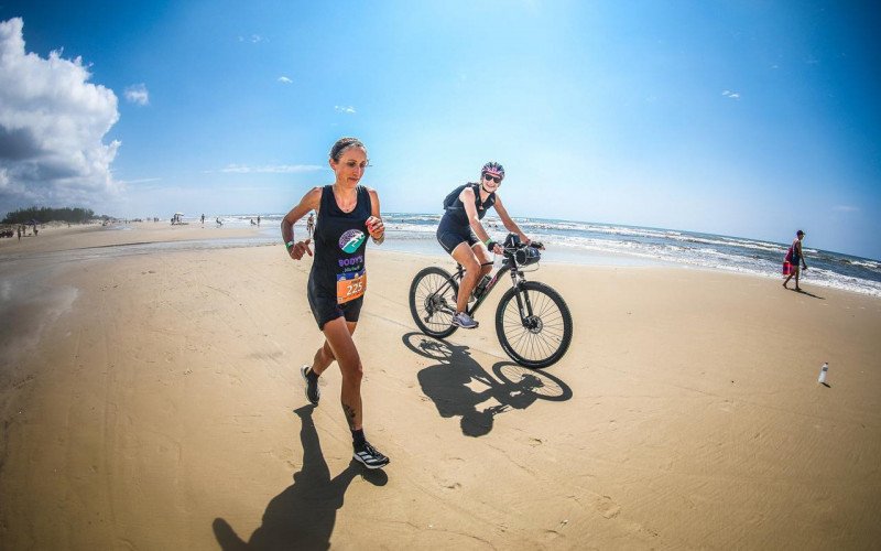 Minéia correu 82km pelo litoral gaúcho, acompanhada da ciclista Priscila Santos | abc+