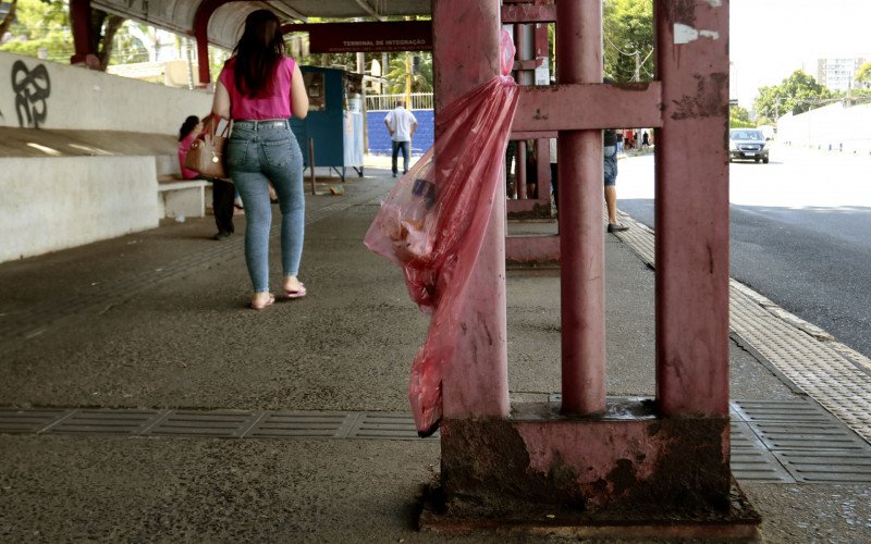Usuários reclamam das condições físicas do paradão | abc+